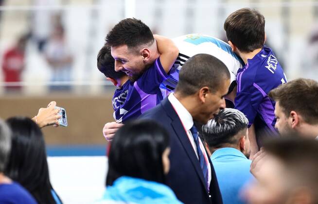 Mandatory Credit: Photo by Kieran McManus Shutterstock (13670809ik) Lionel Messi of Argentina celebrates winning the World Cup with his family Argentina v France, FIFA World Cup, WM, Weltmeisterschaft, Fussball 2022, Final, Football, Lusail Stadium, Al Daayen, Qatar - 18 Dec 2022 Editorial Use Only Argentina v France, FIFA World Cup 2022, Final, Football, Lusail Stadium, Al Daayen, Qatar - 18 Dec 2022 Editorial Use Only  Copyright: xKieranxMcManus Shutterstockx 13670809ik