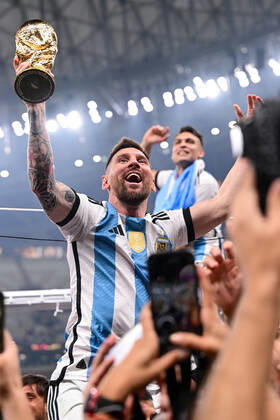 FUSSBALL WM 2022 Finale Argentinien - Frankreich 18.12.2022 Lionel Messi (Argentinien) mit dem WM Pokal.