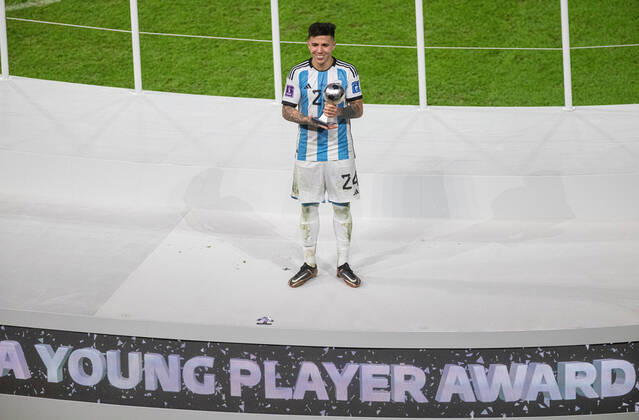 Football - FIFA World Cup, WM, Weltmeisterschaft, Fussball Qatar 2022 - Final - Argentina v France DOHA, QATAR - Sunday, December 18, 2022: Argentina s Enzo Fernandez with the Young Player Award during the FIFA World Cup Qatar 2022 Final match between Argentina and France at the Lusail Stadium. The game ended in a 3-3 draw, Argentina won 4-2 on penalties. AL-DAAYEN Lusail Stadium DOHA QATAR  Copyright: xDavidxRawcliffex P2022-12-18-FIFA_World_Cup_Final_2022-126