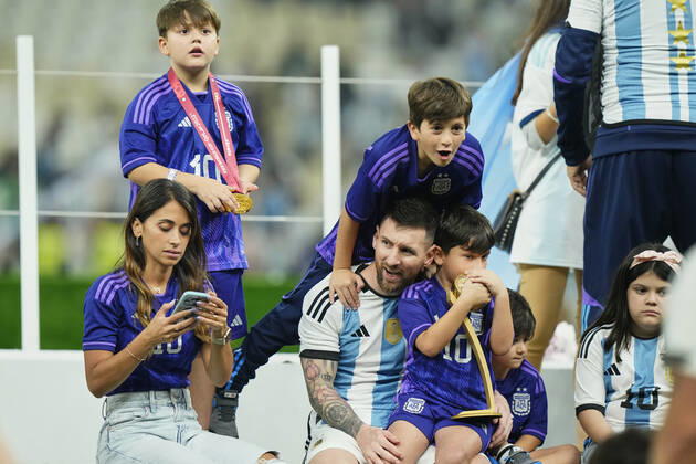 Argentina v France: Final - FIFA World Cup, WM, Weltmeisterschaft, Fussball Qatar 2022 Lionel Messi of Argentina celebrates with his family after the FIFA World Cup Qatar 2022 Final match between Argentina and France at Lusail Stadium on December 18, 2022 in Lusail City, Qatar. Lusail City Qatar  Copyright: xJosexBretonx originalFilename:breton-argentin221218_np2K5.jpg