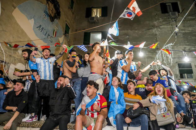 the argentinean celebration victory wolrd cup in naples Argentina world champion in Naples the Argentinean community together with Neapolitans celebrate the victory of the selection under the historic mural of Diego Armando Maradona in the Spanish quarters ABPH6930 Copyright: xAntonioxBalascox