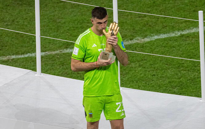 Football - FIFA World Cup, WM, Weltmeisterschaft, Fussball Qatar 2022 - Final - Argentina v France DOHA, QATAR - Sunday, December 18, 2022: Argentina s goalkeeper Emiliano Martinez kisses the thumb of the Golden Glove Award during the FIFA World Cup Qatar 2022 Final match between Argentina and France at the Lusail Stadium. The game ended in a 3-3 draw, Argentina won 4-2 on penalties. AL-DAAYEN Lusail Stadium DOHA QATAR  Copyright: xDavidxRawcliffex P2022-12-18-FIFA_World_Cup_Final_2022-129