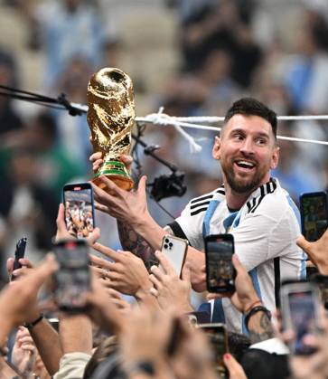 Fussball, Herren, Saison 2022 23, WM in Katar, Finale, Argentinien - Frankreich im Lusail Iconic Stadium in Lusail, Argentinien jubelt nach Abpfiff, Lionel Messi (Argentinien) mit Pokal, 18.12. 2022, Copyright: xMatthiasxKochx