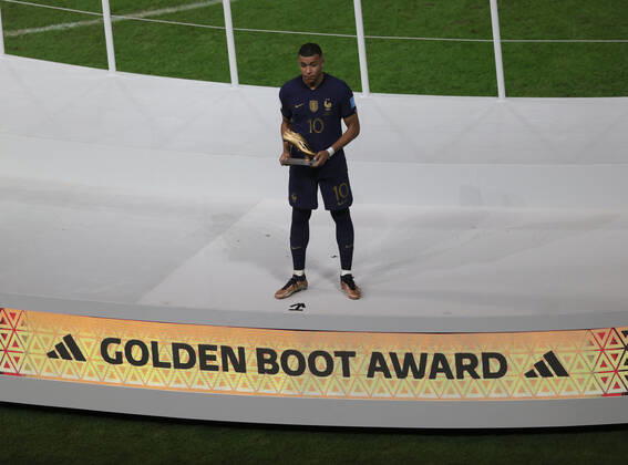 Argentina v France 2022 FIFA World Cup, WM, Weltmeisterschaft, Fussball Kylian Mbappe of France with the Golden Boot award during the 2022 FIFA World Cup Final between Argentina and France at Lusail Stadium, Lusail Content Not Available For UK Newspapers Copyright: xPaulxChestertonx FIL-17843-0469 UK Newspapers OUT