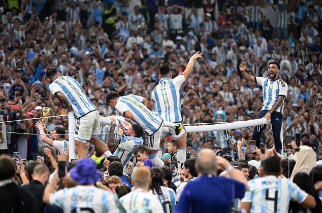 Fussball, Herren, Saison 2022 23, WM in Katar, Finale, Argentinien - Frankreich im Lusail Iconic Stadium in Lusail, v. l. Lionel Messi (Argentinien) mit Pokal, Angel Correa (Argentinien), Rodrigo De Paul (Argentinien), Paulo Dybala (Argentinien), Lautaro Martinez (Argentinien) auf dem Tor, Jubel mit den Fans, 18.12. 2022, Copyright: xMatthiasxKochx