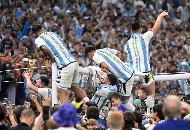 Sport Bilder des Tages Fussball, Herren, Saison 2022 23, WM in Katar, Finale, Argentinien - Frankreich im Lusail Iconic Stadium in Lusail, v. l. Lionel Messi (Argentinien) mit Pokal, Angel Correa (Argentinien), Rodrigo De Paul (Argentinien), Paulo Dybala (Argentinien), Lautaro Martinez (Argentinien) auf dem Tor, Jubel mit den Fans, 18.12. 2022, Copyright: xMatthiasxKochx