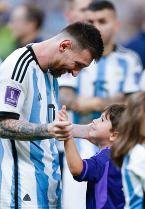 (221218) -- LUSAIL, Dec. 18, 2022 -- Lionel Messi of Argentina celebrates their victory with his family after the penalty shoot-out of the Final between Argentina and France at the 2022 FIFA World Cup, WM, Weltmeisterschaft, Fussball at Lusail Stadium in Lusail, Qatar, Dec. 18, 2022. ) (SP)QATAR-LUSAIL-2022 WORLD CUP-FINAL-ARG VS FRA WangxLili