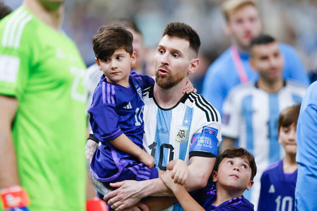 (221218) -- LUSAIL, Dec. 18, 2022 -- Lionel Messi of Argentina celebrates their victory with his families after the penalty shoot-out of the Final between Argentina and France at the 2022 FIFA World Cup, WM, Weltmeisterschaft, Fussball at Lusail Stadium in Lusail, Qatar, Dec. 18, 2022. ) (SP)QATAR-LUSAIL-2022 WORLD CUP-FINAL-ARG VS FRA WangxLili