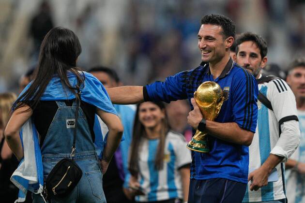 Mandatory Credit: Photo by Dave Shopland Shutterstock (13670813en) Argentina Manager Lionel Scaloni hugs the FIFA World Cup, WM, Weltmeisterschaft, Fussball trophy and his wife Elisa Montero Argentina v France, FIFA World Cup 2022, Final, Football, Lusail Stadium, Al Daayen, Qatar - 18 Dec 2022 Editorial Use Only Argentina v France, FIFA World Cup 2022, Final, Football, Lusail Stadium, Al Daayen, Qatar - 18 Dec 2022 Editorial Use Only  Copyright: xDavexShopland Shutterstockx 13670813en