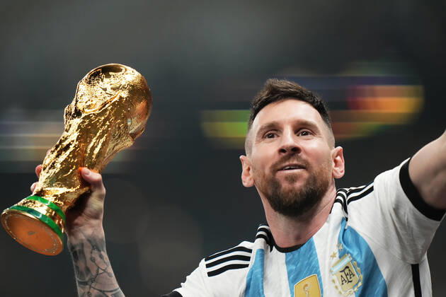 QAT: Argentina v France. FIFA World Cup, WM, Weltmeisterschaft, Fussball Qatar 2022. Final Lionel Messi of Argentina with the World Cup trophy during the FIFA World Cup Qatar 2022 match, Final, between Argentina and France played at Lusail Stadium on Dec 18, 2022 in Lusail, Qatar. Copyright: xBaguxBlancox xPRESSINx WC_221218_345
