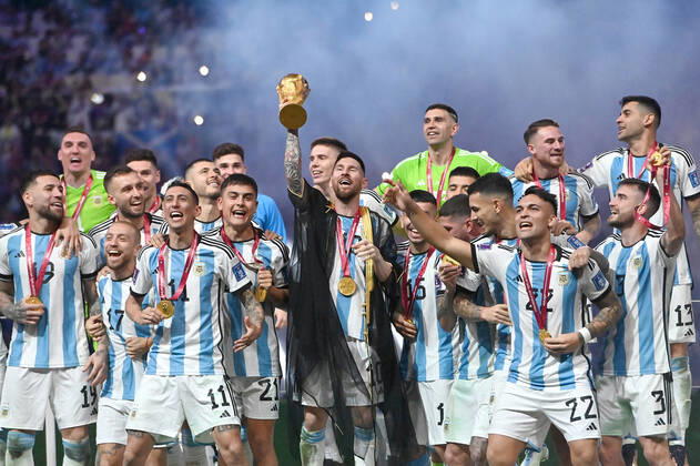 Siegerehrung,Lionel MESSI (ARG) mit Pokal,Cup,Trophaee,Teamfoto, Team,Mannschaft,Mannschaftsfoto. Jubel,Freude,Begeisterung, Spiel 64,FINALE Argentinien - Frankreich 4-2 n.E. (3-3) am 18.12.2022, Lusail Stadium Fussball Weltmeisterschaft 20122 in Katar vom 20.11. - 18.12.2022