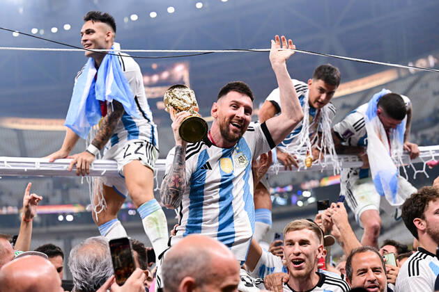 FUSSBALL WM 2022 Finale Argentinien - Frankreich 18.12.2022 Lionel Messi (Argentinien) mit dem WM Pokal.