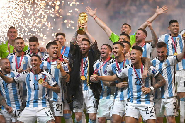 Siegerehrung,Lionel MESSI (ARG) mit Pokal,Cup,Trophaee,Teamfoto, Team,Mannschaft,Mannschaftsfoto. Jubel,Freude,Begeisterung, Spiel 64,FINALE Argentinien - Frankreich 4-2 n.E. (3-3) am 18.12.2022, Lusail Stadium Fussball Weltmeisterschaft 20122 in Katar vom 20.11. - 18.12.2022