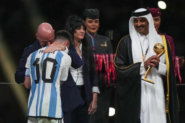 QAT: Argentina v France. FIFA World Cup, WM, Weltmeisterschaft, Fussball Qatar 2022. Final FIFA president Gianni Infantino with Lionel Messi of Argentina during the FIFA World Cup Qatar 2022 match, Final, between Argentina and France played at Lusail Stadium on Dec 18, 2022 in Lusail, Qatar. Copyright: xBaguxBlancox xPRESSINx WC_221218_332