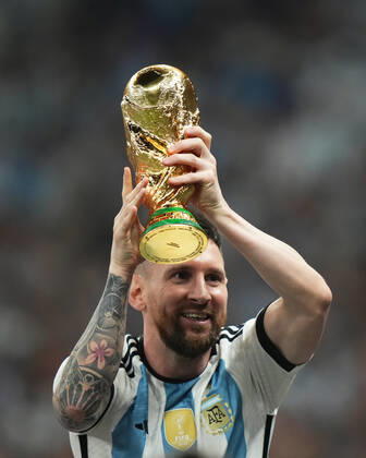QAT: Argentina v France. FIFA World Cup, WM, Weltmeisterschaft, Fussball Qatar 2022. Final Lionel Messi of Argentina with the World Cup trophy during the FIFA World Cup Qatar 2022 match, Final, between Argentina and France played at Lusail Stadium on Dec 18, 2022 in Lusail, Qatar. Copyright: xBaguxBlancox xPRESSINx WC_221218_335