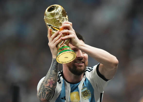 QAT: Argentina v France. FIFA World Cup, WM, Weltmeisterschaft, Fussball Qatar 2022. Final Lionel Messi of Argentina with the World Cup trophy during the FIFA World Cup Qatar 2022 match, Final, between Argentina and France played at Lusail Stadium on Dec 18, 2022 in Lusail, Qatar. Copyright: xBaguxBlancox xPRESSINx WC_221218_336