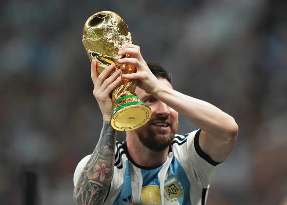 QAT: Argentina v France. FIFA World Cup, WM, Weltmeisterschaft, Fussball Qatar 2022. Final Lionel Messi of Argentina with the World Cup trophy during the FIFA World Cup Qatar 2022 match, Final, between Argentina and France played at Lusail Stadium on Dec 18, 2022 in Lusail, Qatar. Copyright: xBaguxBlancox xPRESSINx WC_221218_337