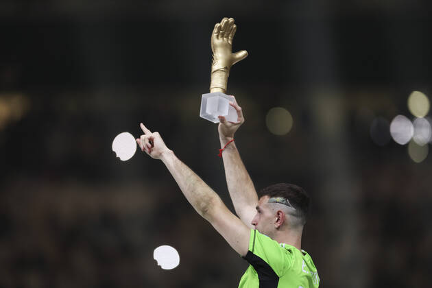 (221218) -- LUSAIER, Dec. 18, 2022 -- Emiliano Martinez, goalkeeper of Argentina, poses with his golden glove trophy during the awarding ceremony of the 2022 FIFA World Cup, WM, Weltmeisterschaft, Fussball at Lusail Stadium in Lusail, Qatar, Dec. 18, 2022. ) (SP)QATAR-LUSAIL-2022 WORLD CUP-FINAL-ARG VS FRA LixMing
