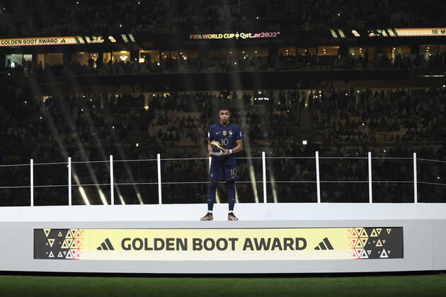 (221218) -- LUSAIER, Dec. 18, 2022 -- Kylian Mbappe of France poses with his golden boot trophy during the awarding ceremony of the 2022 FIFA World Cup, WM, Weltmeisterschaft, Fussball at Lusail Stadium in Lusail, Qatar, Dec. 18, 2022. ) (SP)QATAR-LUSAIL-2022 WORLD CUP-FINAL-ARG VS FRA LixMing 