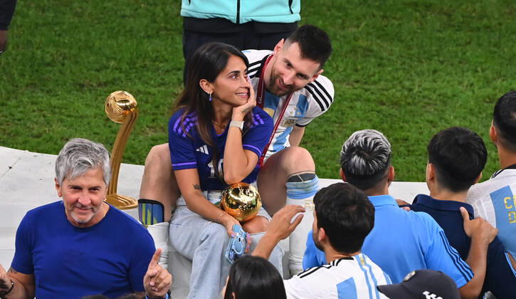 FUSSBALL WM 2022 Finale Argentinien - Frankreich 18.12.2022 Lionel Messi (Argentinien) mit seiner Ehefrau Antonella Roccuzzo und dem WM Pokal