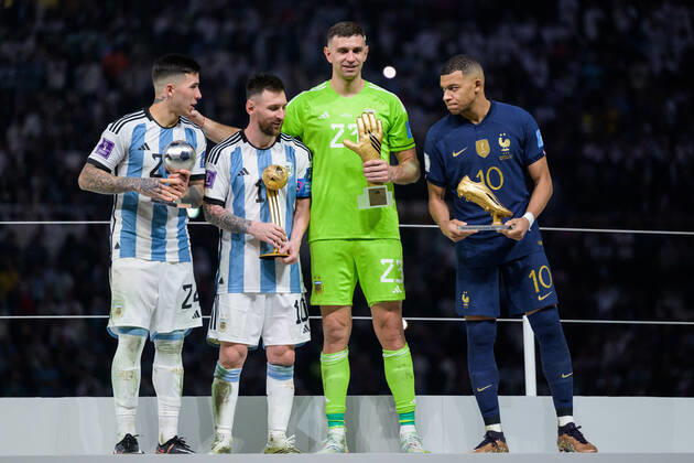 221218 Enzo Fernandez, Lionel Messi, goalkeeper Emiliano Martinez of Argentina and Kylian Mbappe of France with their awards after the FIFA World Cup, WM, Weltmeisterschaft, Fussball 2022 final between Argentina and France on December 18, 2022 in Doha. Photo: Joel Marklund BILDBYRAN kod JM JM0415 bbeng fotboll football soccer fotball vm fotbolls-vm fotball-vm fotbolls-vm 2022 fifa world cup 2022 final argentina frankrike france jubel celebration depp dejected Copyright: JOELxMARKLUND BB221218JM250