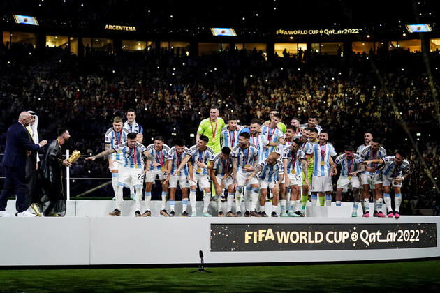 QAT: Argentina v France. FIFA World Cup, WM, Weltmeisterschaft, Fussball Qatar 2022. Final Lionel Messi of Argentina lifts the World Cup with his teammates during the FIFA World Cup Qatar 2022 match, Final, between Argentina and France played at Lusail Stadium on Dec 18, 2022 in Lusail, Qatar. Copyright: xBaguxBlancox xPRESSINx WC_221218_365