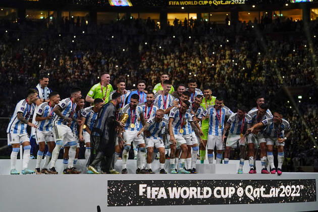 QAT: Argentina v France. FIFA World Cup, WM, Weltmeisterschaft, Fussball Qatar 2022. Final Lionel Messi of Argentina lifts the World Cup with his teammates during the FIFA World Cup Qatar 2022 match, Final, between Argentina and France played at Lusail Stadium on Dec 18, 2022 in Lusail, Qatar. Copyright: xBaguxBlancox xPRESSINx WC_221218_366