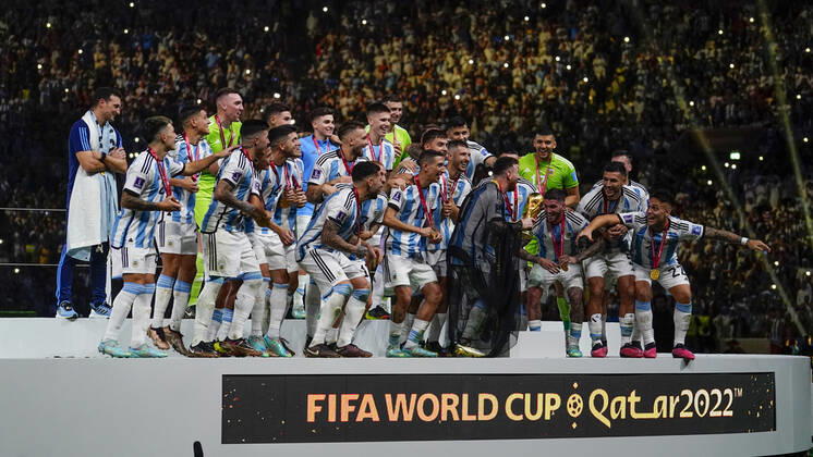 QAT: Argentina v France. FIFA World Cup, WM, Weltmeisterschaft, Fussball Qatar 2022. Final Lionel Messi of Argentina lifts the World Cup with his teammates during the FIFA World Cup Qatar 2022 match, Final, between Argentina and France played at Lusail Stadium on Dec 18, 2022 in Lusail, Qatar. Copyright: xBaguxBlancox xPRESSINx WC_221218_367