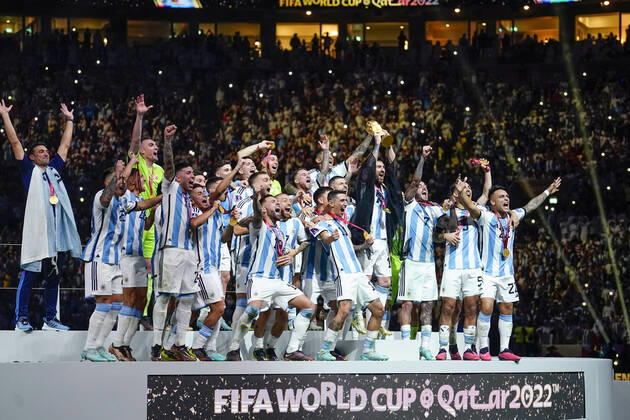 QAT: Argentina v France. FIFA World Cup, WM, Weltmeisterschaft, Fussball Qatar 2022. Final Lionel Messi of Argentina lifts the World Cup with his teammates during the FIFA World Cup Qatar 2022 match, Final, between Argentina and France played at Lusail Stadium on Dec 18, 2022 in Lusail, Qatar. Copyright: xBaguxBlancox xPRESSINx WC_221218_368