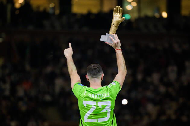 221218 goalkeeper Emiliano Martinez of Argentina with his award after the FIFA World Cup, WM, Weltmeisterschaft, Fussball 2022 final between Argentina and France on December 18, 2022 in Doha. Photo: Joel Marklund BILDBYRAN kod JM JM0415 bbeng fotboll football soccer fotball vm fotbolls-vm fotball-vm fotbolls-vm 2022 fifa world cup 2022 final argentina frankrike france champions world champions FIFA World Cup Champions Gold medalist jubel celebration Copyright: JOELxMARKLUND BB221218JM251