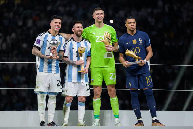 221218 Enzo Fernandez, Lionel Messi, goalkeeper Emiliano Martinez of Argentina and Kylian Mbappe of France with their awards after the FIFA World Cup, WM, Weltmeisterschaft, Fussball 2022 final between Argentina and France on December 18, 2022 in Doha. Photo: Joel Marklund BILDBYRAN kod JM JM0415 bbeng fotboll football soccer fotball vm fotbolls-vm fotball-vm fotbolls-vm 2022 fifa world cup 2022 final argentina frankrike france jubel celebration depp dejected Copyright: JOELxMARKLUND BB221218JM255