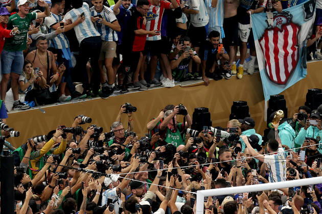 The Final : FIFA World Cup, WM, Weltmeisterschaft, Fussball 18 December 2022, Lusail City - FIFA World Cup Final Qatar 2022 - Argentina v France - Lionel Messi of Argentina shows the trophy to the supporters - Photo: Charlotte Wilson Offside. Doha Qatar Copyright: xCharlottexWilsonx xOffsidexOffside