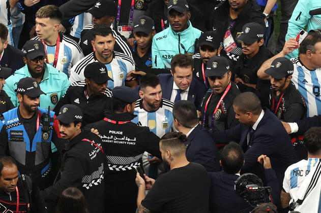 The Final : FIFA World Cup, WM, Weltmeisterschaft, Fussball 18 December 2022, Lusail City - FIFA World Cup Final Qatar 2022 - Argentina v France - Lionel Messi of Argentina makes his way to the dressing room with the help of security - Photo: Charlotte Wilson Offside. Doha Qatar Copyright: xCharlottexWilsonx xOffsidexOffside