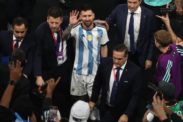 The Final : FIFA World Cup, WM, Weltmeisterschaft, Fussball 18 December 2022, Lusail City - FIFA World Cup Final Qatar 2022 - Argentina v France - Lionel Messi of Argentina acknowledges the fans as he returns to the dressing room - Photo: Charlotte Wilson Offside. Doha Qatar Copyright: xCharlottexWilsonx xOffsidexOffside
