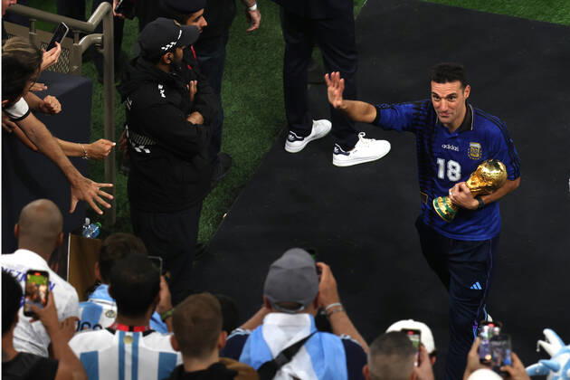 The Final : FIFA World Cup, WM, Weltmeisterschaft, Fussball 18 December 2022, Lusail City - FIFA World Cup Final Qatar 2022 - Argentina v France - Argentina coach Lionel Scaloni with the trophy - Photo: Charlotte Wilson Offside. Doha Qatar Copyright: xCharlottexWilsonx xOffsidexOffside