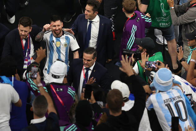 The Final : FIFA World Cup, WM, Weltmeisterschaft, Fussball 18 December 2022, Lusail City - FIFA World Cup Final Qatar 2022 - Argentina v France - Lionel Messi of Argentina acknowledges the fans as he returns to the dressing room - Photo: Charlotte Wilson Offside. Doha Qatar Copyright: xCharlottexWilsonx xOffsidexOffside