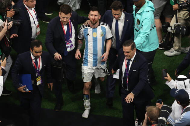 The Final : FIFA World Cup, WM, Weltmeisterschaft, Fussball 18 December 2022, Lusail City - FIFA World Cup Final Qatar 2022 - Argentina v France - Lionel Messi of Argentina returns to the dressing room without his boots - Photo: Charlotte Wilson Offside. Doha Qatar Copyright: xCharlottexWilsonx xOffsidexOffside
