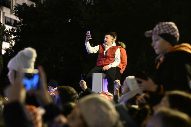 Croatia victory parade Fans are seen during the Croatia team victory parade at Ban Jelacic square (following their victory over Morocco in the 2022 FIFA World Cup, WM, Weltmeisterschaft, Fussball bronze medal match the previous day) on December 18, 2022 in Zagreb, Croatia. MarkoxLukunic PIXSELL