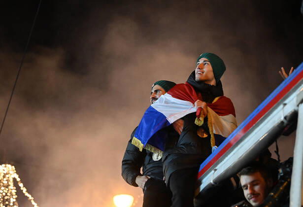 Croatia victory parade Fans are seen during the Croatia team victory parade at Ban Jelacic square (following their victory over Morocco in the 2022 FIFA World Cup, WM, Weltmeisterschaft, Fussball bronze medal match the previous day) on December 18, 2022 in Zagreb, Croatia. MarkoxLukunic PIXSELL