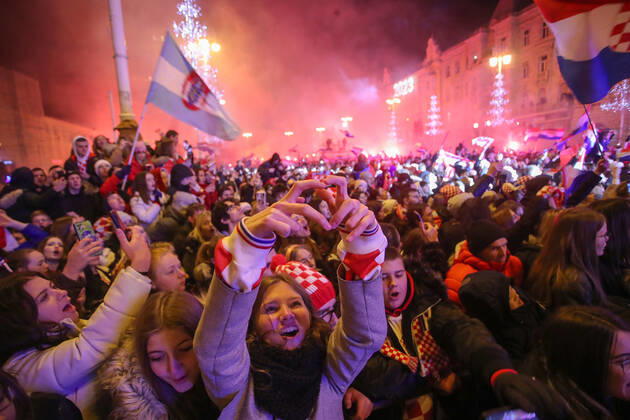 Croatia victory parade Fans are pictured during the Croatia team victory parade at Ban Jelacic square (following their victory over Morocco in the 2022 FIFA World Cup, WM, Weltmeisterschaft, Fussball bronze medal match the previous day) on December 18, 2022 in Zagreb, Croatia. MarkoxLukunic PIXSELL
