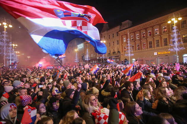 Croatia victory parade Fans are pictured during the Croatia team victory parade at Ban Jelacic square (following their victory over Morocco in the 2022 FIFA World Cup, WM, Weltmeisterschaft, Fussball bronze medal match the previous day) on December 18, 2022 in Zagreb, Croatia. MarkoxLukunic PIXSELL