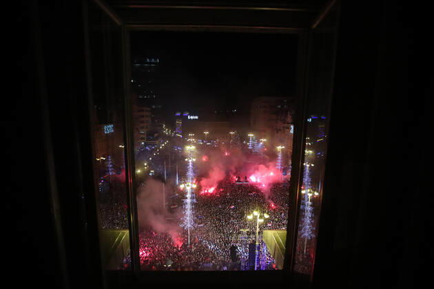 Croatia victory parade Fans are pictured throught window druring Croatia team victory parade at Ban Jelacic square (following their victory over Morocco in the 2022 FIFA World Cup, WM, Weltmeisterschaft, Fussball bronze medal match the previous day) on December 18, 2022 in Zagreb, Croatia. LukaxStanzl PIXSELL