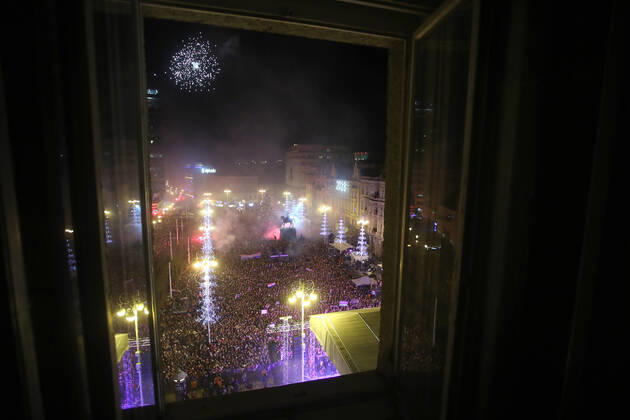 Croatia victory parade Fans are pictured throught window druring Croatia team victory parade at Ban Jelacic square (following their victory over Morocco in the 2022 FIFA World Cup, WM, Weltmeisterschaft, Fussball bronze medal match the previous day) on December 18, 2022 in Zagreb, Croatia. LukaxStanzl PIXSELL