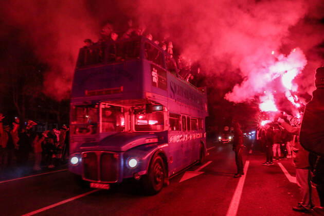 Croatia victory parade Fans lit flares for the Croatia team victory parade at Ban Jelacic square (following their victory over Morocco in the 2022 FIFA World Cup, WM, Weltmeisterschaft, Fussball bronze medal match the previous day) on December 18, 2022 in Zagreb, Croatia. EmicaxElvedji PIXSELL