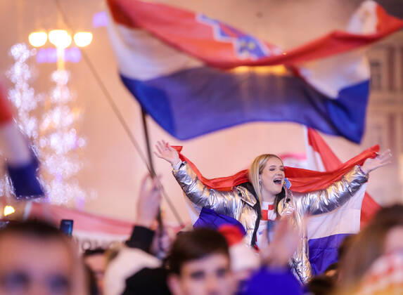 Croatia victory parade Fans gather for the Croatia team victory parade at Ban Jelacic square (following their victory over Morocco in the 2022 FIFA World Cup, WM, Weltmeisterschaft, Fussball bronze medal match the previous day) on December 18, 2022 in Zagreb, Croatia. MatijaxHabljak PIXSELL