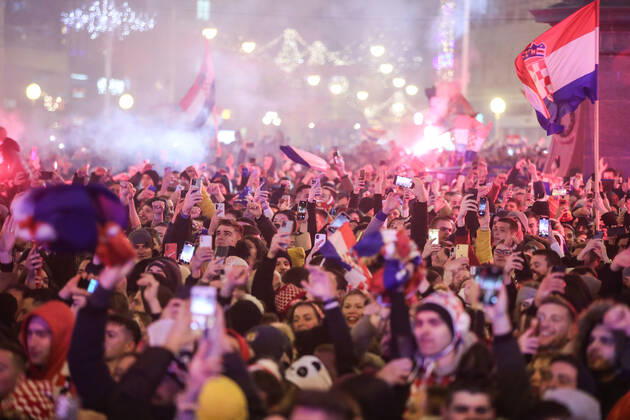 Croatia victory parade Fans gather for the Croatia team victory parade at Ban Jelacic square (following their victory over Morocco in the 2022 FIFA World Cup, WM, Weltmeisterschaft, Fussball bronze medal match the previous day) on December 18, 2022 in Zagreb, Croatia. SanjinxStrukic PIXSELL