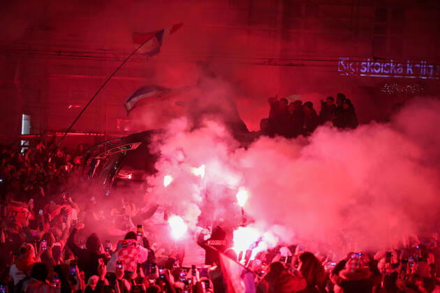 Croatia victory parade Fans gather for the Croatia team victory parade at Ban Jelacic square (following their victory over Morocco in the 2022 FIFA World Cup, WM, Weltmeisterschaft, Fussball bronze medal match the previous day) on December 18, 2022 in Zagreb, Croatia. SanjinxStrukic PIXSELL