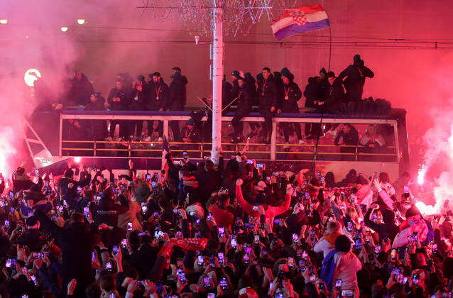 Croatia victory parade Fans gather for the Croatia team victory parade at Ban Jelacic square (following their victory over Morocco in the 2022 FIFA World Cup, WM, Weltmeisterschaft, Fussball bronze medal match the previous day) on December 18, 2022 in Zagreb, Croatia. SanjinxStrukic PIXSELL
