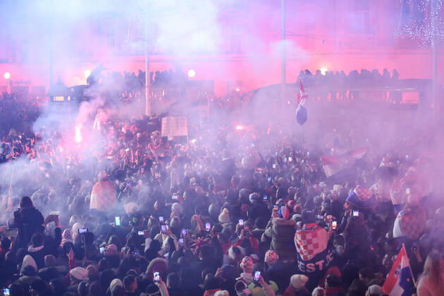 Croatia victory parade Fans gather for the Croatia team victory parade at Ban Jelacic square (following their victory over Morocco in the 2022 FIFA World Cup, WM, Weltmeisterschaft, Fussball bronze medal match the previous day) on December 18, 2022 in Zagreb, Croatia. SanjinxStrukic PIXSELL