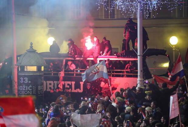 Croatia victory parade Fans gather for the Croatia team victory parade at Ban Jelacic square (following their victory over Morocco in the 2022 FIFA World Cup, WM, Weltmeisterschaft, Fussball bronze medal match the previous day) on December 18, 2022 in Zagreb, Croatia. SanjinxStrukic PIXSELL